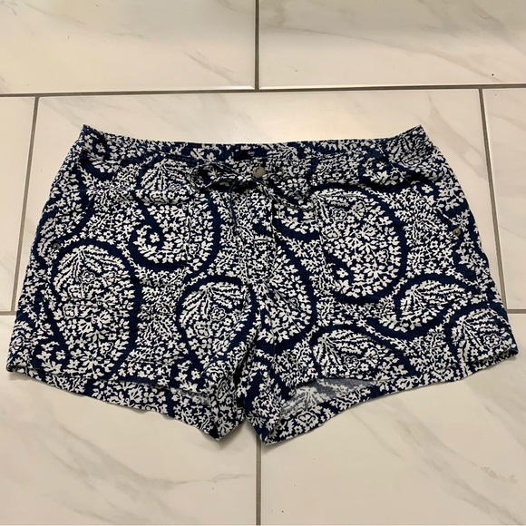 • [GAP] Blue & White Floral Shorts • - Picture 9 of 10